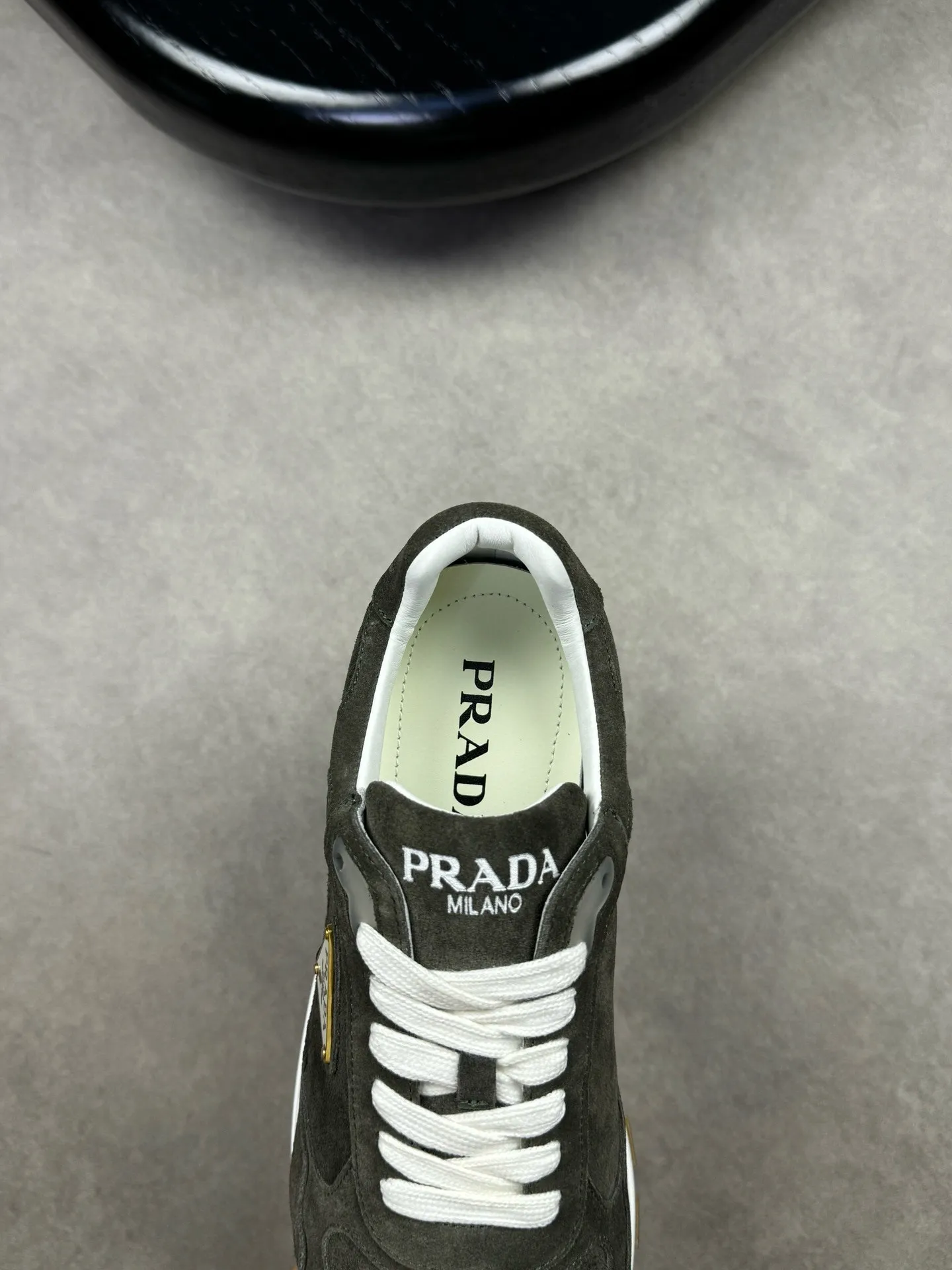Batch 420, Prad* Prada's new men's thick-soled leather sports and casual shoes are made of imported high-value suede cowhide, combining elegant style and innovative design. The outer side is decorated with an enameled metal triangle logo, and the 4.5cm concave and convex rubber thick sole is full of modern style. The Prada letter logo is decorated on the heel and tongue, all of which illustrate the brand style. , soft, light, comfortable and durable on the feet! 38-44